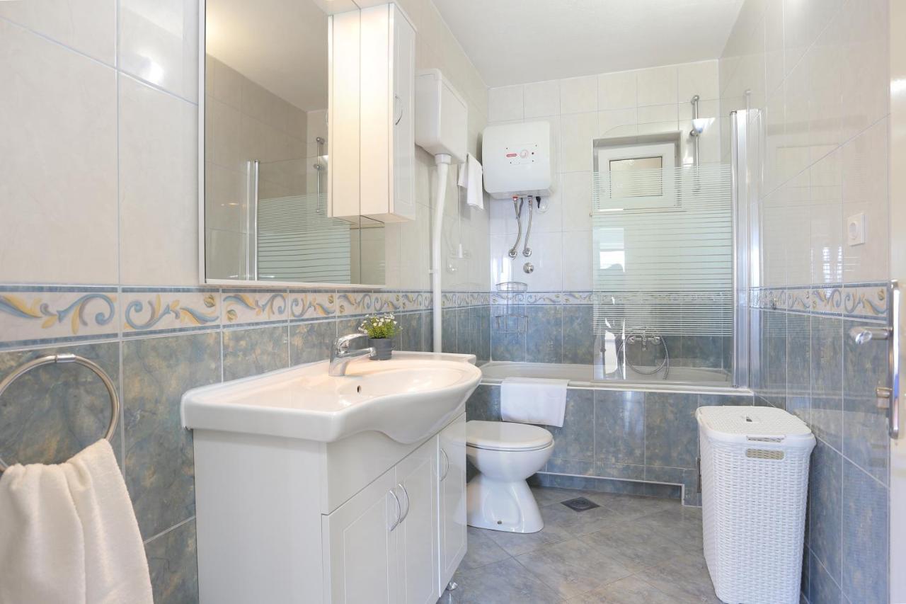 Apartments By The Sea Brela, Makarska - 2718 Ngoại thất bức ảnh