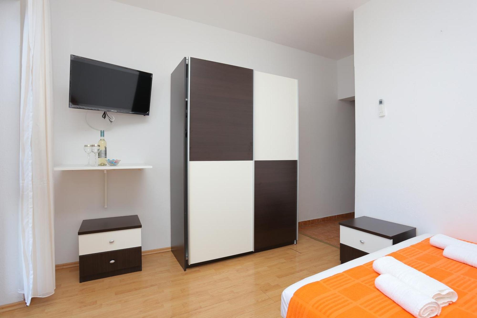 Apartments By The Sea Brela, Makarska - 2718 Phòng bức ảnh